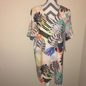 SHORT SLEEVED PRINTED DRESS WITH V-NECK
